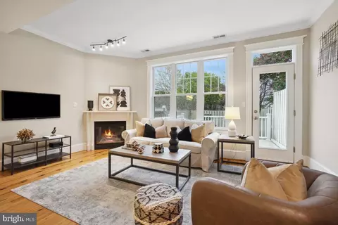 Living - 637 10th St NE, Washington, DC 20002 photo 5 of 15