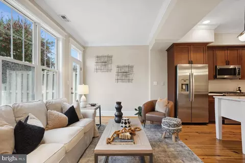 Living - 637 10th St NE, Washington, DC 20002 photo 8 of 15