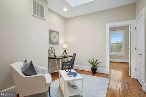 Living - 637 10th St NE, Washington, DC 20002 photo 10 of 15
