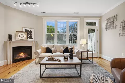 Living - 637 10th St NE, Washington, DC 20002 photo 4 of 15