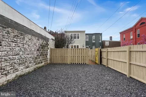 Exterior - 637 10th St NE, Washington, DC 20002 photo 8 of 8