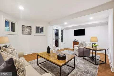 Living - 637 10th St NE, Washington, DC 20002 photo 14 of 15