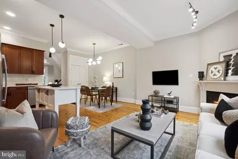 Living - 637 10th St NE, Washington, DC 20002 photo 6 of 15