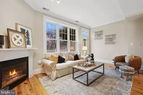 Living - 637 10th St NE, Washington, DC 20002 photo 9 of 15