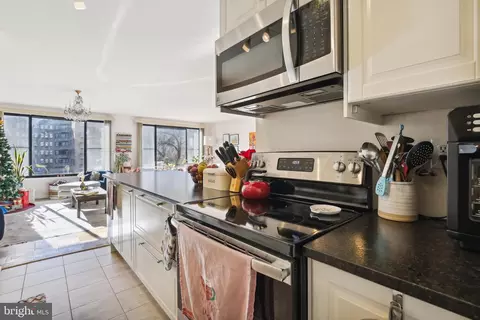 Kitchen - 2501 Calvert St NW #404, Washington, DC 20008 photo 3 of 4