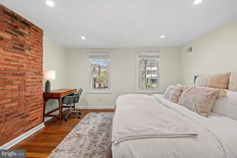 Bedroom - 919 G St SE, Washington, DC 20003 photo 2 of 4