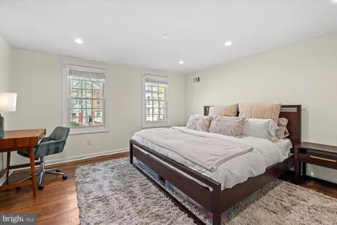 Bedroom - 919 G St SE, Washington, DC 20003 photo 1 of 4