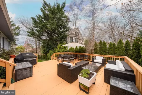 3963 Fessenden St NW, Washington, DC 20016