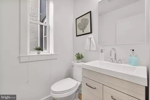 Bath - 127 R St NE #1, Washington, DC 20002 photo 1 of 5