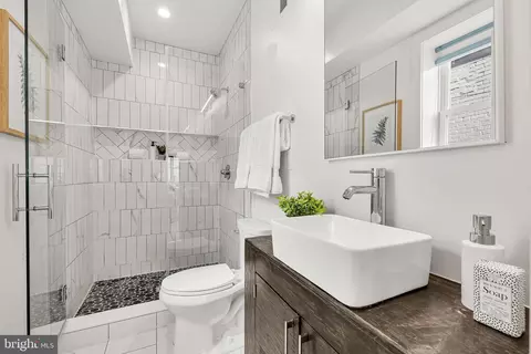 Bath - 127 R St NE #1, Washington, DC 20002 photo 2 of 5