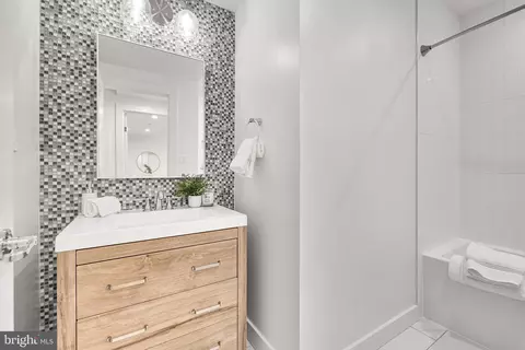 Bath - 127 R St NE #1, Washington, DC 20002 photo 3 of 5