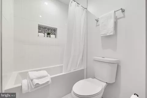 Bath - 127 R St NE #1, Washington, DC 20002 photo 4 of 5