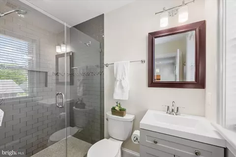 Bath - 854 Venable Pl NW, Washington, DC 20012 photo 2 of 4
