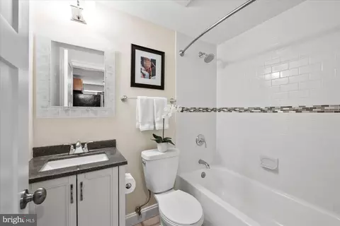 Bath - 854 Venable Pl NW, Washington, DC 20012 photo 4 of 4