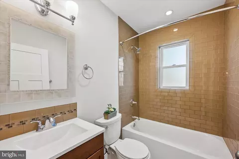 Bath - 854 Venable Pl NW, Washington, DC 20012 photo 3 of 4