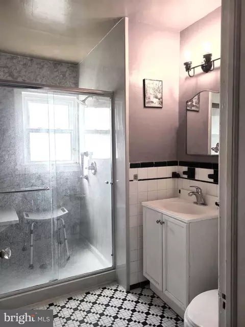 Bath - 404 23rd Pl NE, Washington, DC 20002 photo 2 of 3