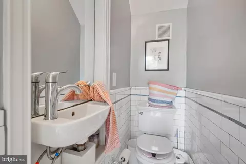 127 D St SE, Washington, DC 20003 photo 12