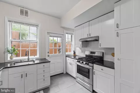 813 25th St NW, Washington, DC 20037 photo 20