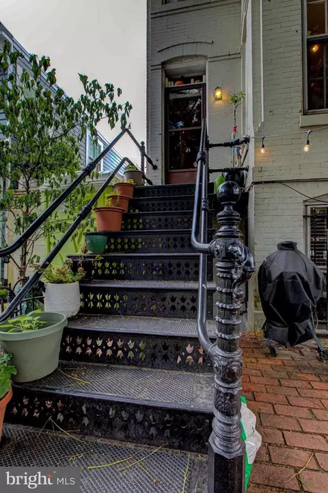 Exterior - 605 E Se SE, Washington, DC 20003 photo 1 of 4