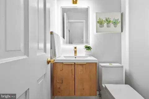 525 7th St SE, Washington, DC 20003 photo 11