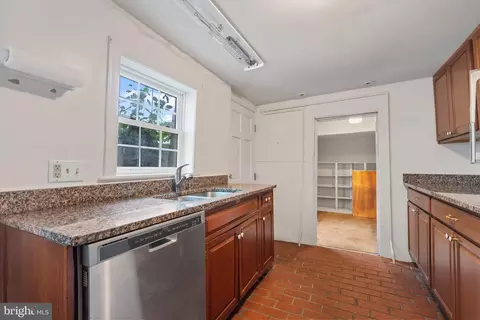Entry Way - 16 3rd St NE, Washington, DC 20002 photo 2 of 3