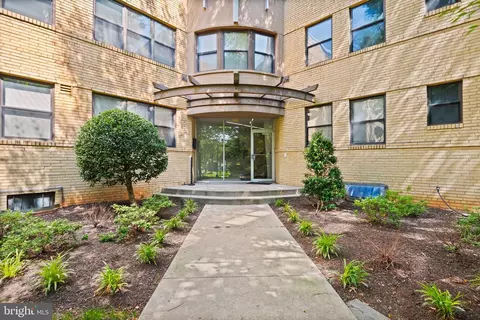210 Oakwood St SE #106, Washington, DC 20032