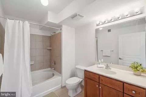 Bath - 616 E Nw NW #514, Washington, DC 20004 photo 1 of 2