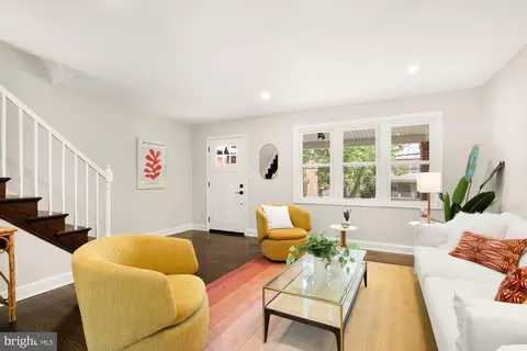 Living - 1925 S Se SE, Washington, DC 20020 photo 3 of 4