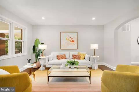 Living - 1925 S Se SE, Washington, DC 20020 photo 2 of 4