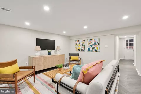 Living - 1925 S Se SE, Washington, DC 20020 photo 4 of 4