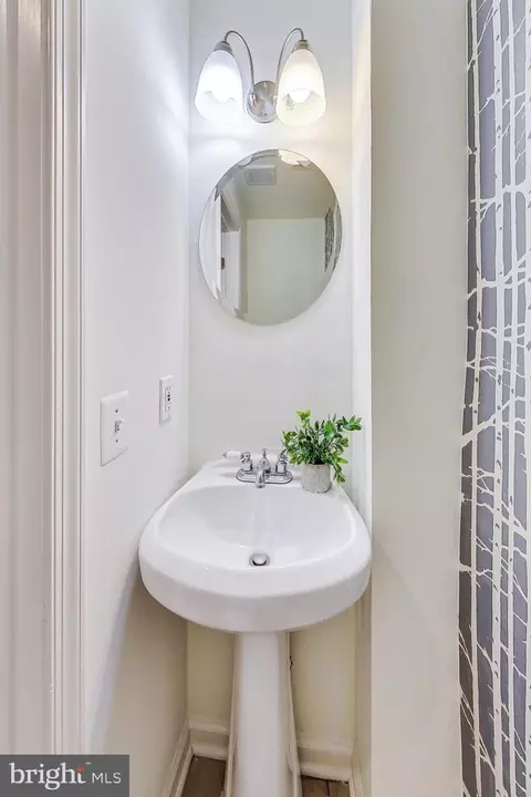 24 16th St SE, Washington, DC 20003 photo 10