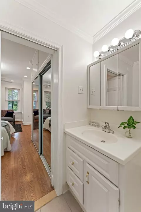 Bath - 821 C St SE, Washington, DC 20003 photo 4 of 6