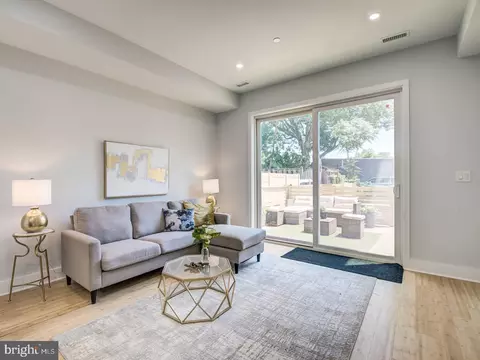 Living - 631 12th St NE, Washington, DC 20002 photo 4 of 5