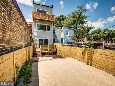 Exterior - 631 12th St NE, Washington, DC 20002 photo 9 of 10