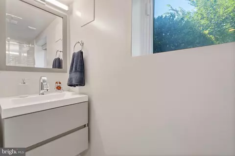 928 Constitution Ave NE, Washington, DC 20002 photo 27