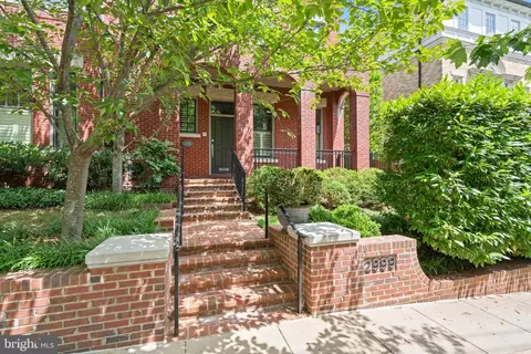 2999 38th St NW, Washington, DC 20016