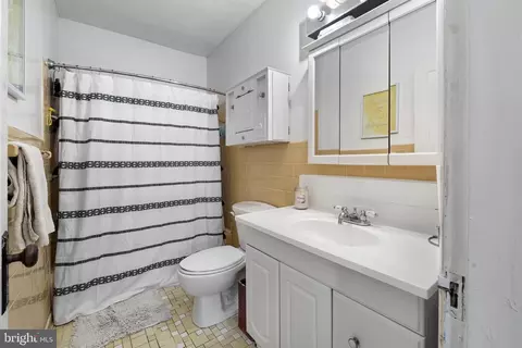 Bath - 524 25th Pl NE, Washington, DC 20002 photo 1 of 2