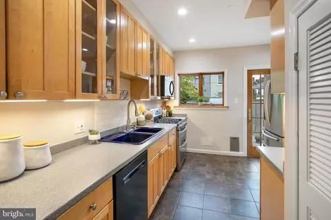 304 C St NE, Washington, DC 20002 photo 9