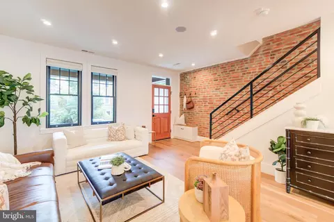 244 10th St SE, Washington, DC 20003 photo 2