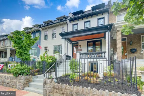 244 10th St SE, Washington, DC 20003