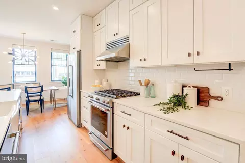 244 10th St SE, Washington, DC 20003 photo 8