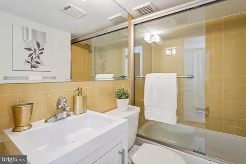 2132 Cathedral Ave NW, Washington, DC 20008 photo 30