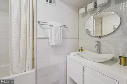 2132 Cathedral Ave NW, Washington, DC 20008 photo 24