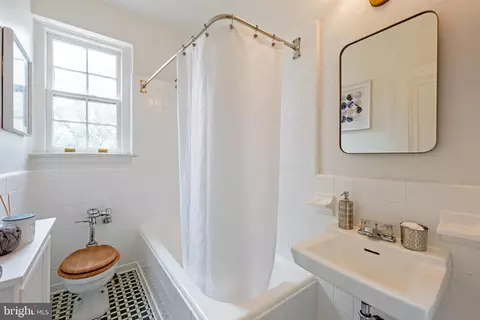Bath - 2737 Devonshire Pl NW #404, Washington, DC 20008 photo 1 of 2