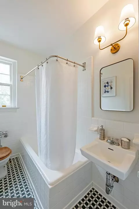 Bath - 2737 Devonshire Pl NW #404, Washington, DC 20008 photo 2 of 2