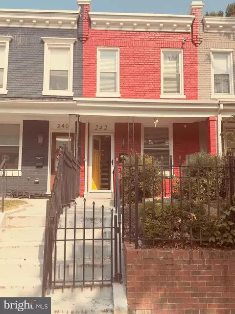 242 16th St SE, Washington, DC 20003