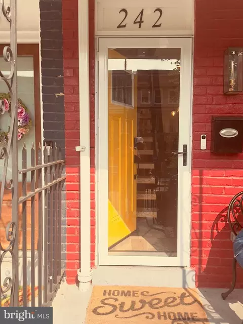 242 16th St SE, Washington, DC 20003 photo 2