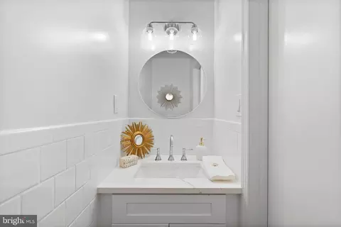 Bath - 622 14th Pl NE, Washington, DC 20002 photo 1 of 2