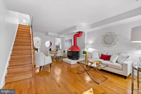 Living - 622 14th Pl NE, Washington, DC 20002 photo 1 of 2