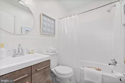 Bath - 622 14th Pl NE, Washington, DC 20002 photo 2 of 2